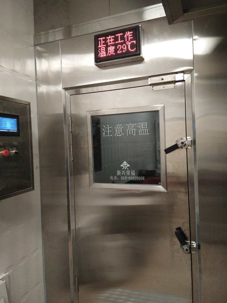飲食安全必不可少的環(huán)節(jié)-餐飲器具安全-紀(jì)實(shí)北京某學(xué)校熱風(fēng)消毒存儲(chǔ)庫